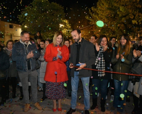 El vicepresidente de la Diputación, Fran Valera, junto a la alcaldesa, Isabel Belén Iniesta, tras cortar la cinta inaugural