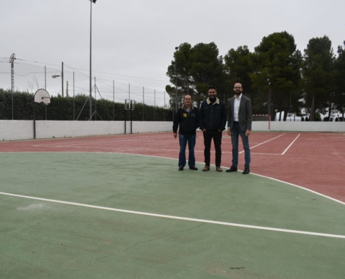 El vicepresidente de la Diputación junto a los ediles de Casas de Juan Núñez en su visita a la pista multideporte