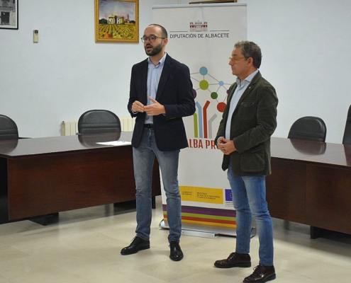 El vicepresidente provincial habla durante la entrega de diplomas del programa 'Dipualba Protege' en Mahora junto al alcalde de la localidad