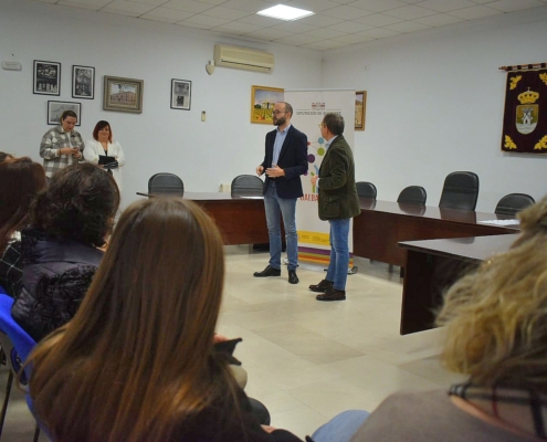 El vicepresidente provincial habla durante el acto de entrega de diplomas del programa 'Dipualba Protege' en Mahora junto al alcalde de la localidad