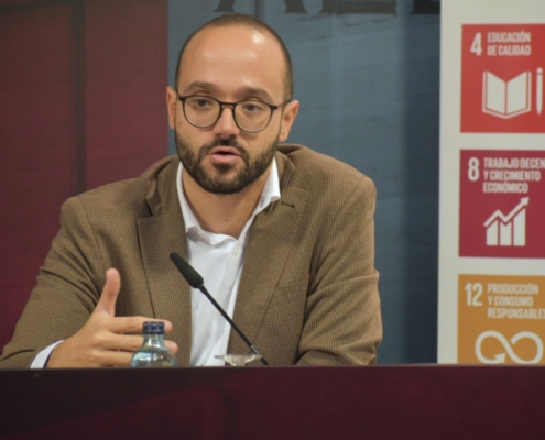 El vicepresidente económico y portavoz del Grupo Socialista durante la presentación del acuerdo de Presupuestos para 2023 con UP-IU