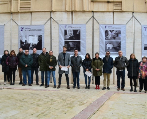 Foto de familia en la inauguración de la exposición de fotos contra la violencia machista que luce la fachada de la Diputación