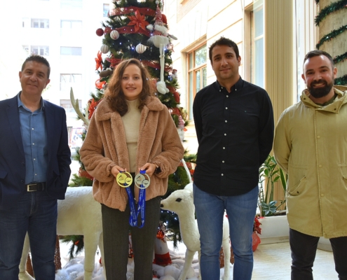 'Foto de familia' con la nadadora Marta Carmona en el árbol de Navidad de la Diputación de Albacete