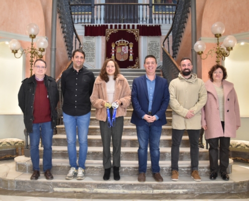 'Foto de familia' con la nadadora Marta Carmona en la escalinata de la Diputación de Albacete