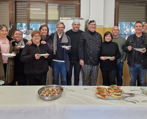 'Foto de familia' de participantes en el curso de formación sobre Operaciones Básicas de Cocinas que 'Dipualba Protege' imparte en Alcalá del J ...