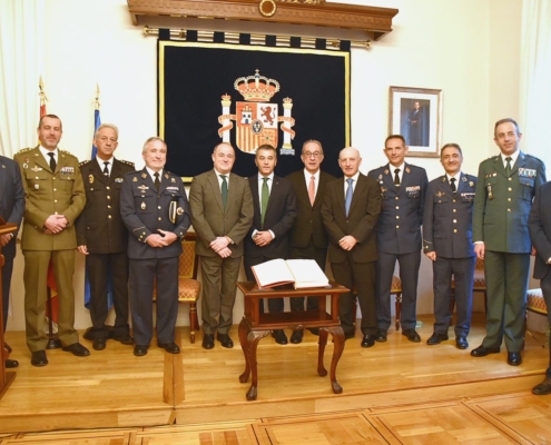 Foto de familia del acto institucional organizado por la Subdelegación del Gobierno de España en Albacete para conmemorar el 44º aniversario qu ...