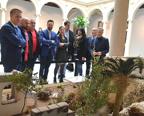 El presidente junto al belenista y representantes de la Corporación Provincial visitando el Belén de la Diputación