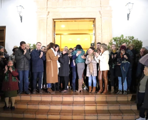 Imagen en un instante de la concentración silenciosa celebrada en Barrax como condena al presunto asesinato machista a una vecina de la localidad