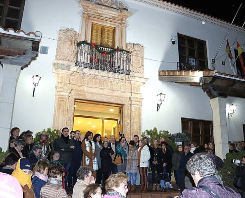 Imagen en un instante de la concentración silenciosa celebrada en Barrax como condena al presunto asesinato machista a una vecina de la localidad