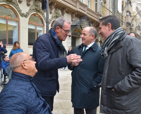 El presidente de la Diputación, Santi Cabañero, junto a Emilio Sáez, Lucio Gómez y Marcelino Escobar al final de la marcha organizada con moti ...