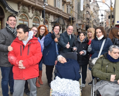 Un momento de la marcha organizada con motivo del Día Internacional de las Personas con Discapacidad a su llegada a la Plaza del Altozano