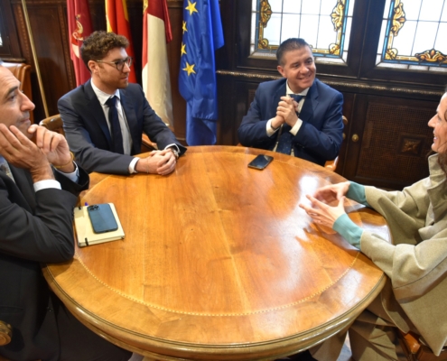 Un momento del encuentro entre el presidente de la Diputación y los protagonistas del próximo relevo al frente del aeropuerto de Albacete