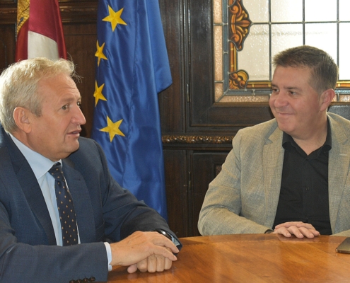 Imagen del presidente de la Diputación, Santi Cabañero, junto al de Cooperativas Agro-Alimentarias de C-LM, Ángel Villafranca durante su encuen ...