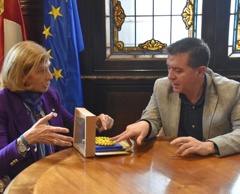 El presidente de la Diputación conversa con la gobernadora del Distrito 2201 de Rotary Internacional, Virginia Carballude