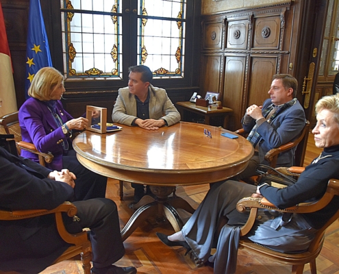 Imagen del encuentro mantenido entre el presidente de la Diputación y la gobernadora del Distrito 2201 de Rotary Internacional, Virginia Carballude