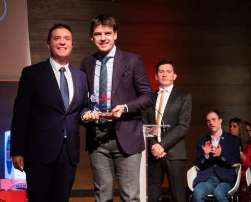 El presidente de la Diputación recibe de manos de Fernando Morientes el Premio a la Mejor Prueba Deportiva Provincial de Año por la Gran Fondo S ...