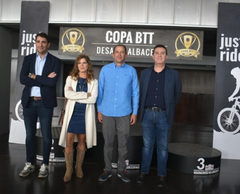 El presidente de la Diputación, S. Cabañero, junto a los ganadores del circuito, A. Villar y J. Moreno, y al diputado de Deportes, Dani Sancha m ...