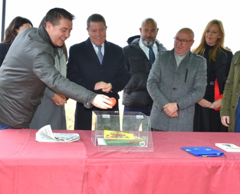 El presidente de la Diputación, Santi Cabañero, participa en la puesta de la primera piedra de la futura residencia de Chinchilla