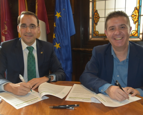 El presidente de la Diputación de Albacete y el director general de Globalcaja firmando la póliza de crédito entre la entidad y Gestalba