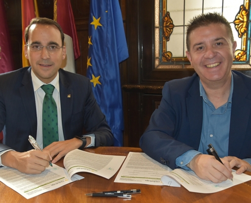 El presidente de la Diputación de Albacete y el director general de Globalcaja firmando la póliza de crédito entre la entidad y Gestalba