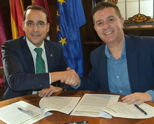 El presidente de la Diputación de Albacete y el director general de Globalcaja se estrechan la mano tras firmar la póliza de crédito entre la e ...
