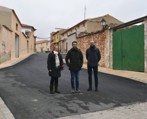 El vicepresidente de la Diputación, Fran Valera, el alcalde de Pozuelo, Gregorio Moreno, y la concejala de la localidad, M. Dolores Moreno, en un ...