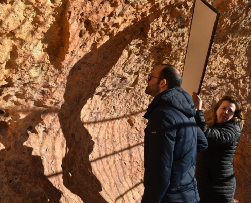 El vicepresidente de la Diputación, junto a la técnico de Turismo en La Cueva de la Vieja de Alpera