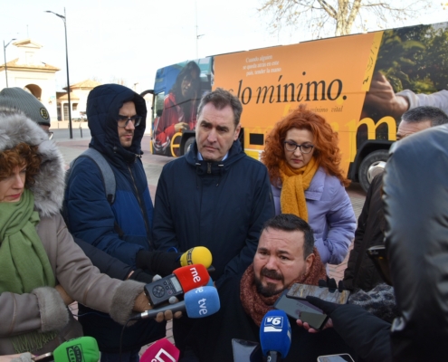 El vicepresidente provincial atiende a los medios ante el bus del IMV en su parada en Albacete