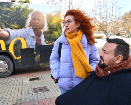 El vicepresidente provincial y la diputada de Servicios Sociales junto al bus del IMV en su parada en Albacete