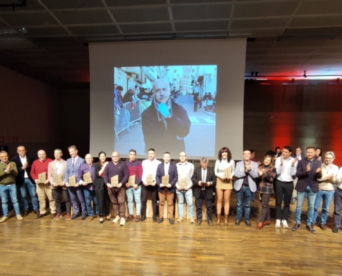 Foto de familia con los once atletas que corrieron todas las pruebas del Circuito de Carreras Populares de 2022