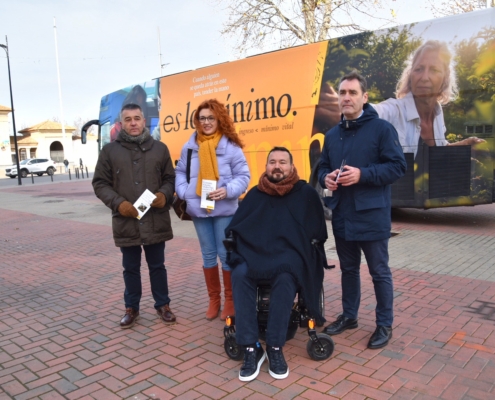 'Foto de familia' junto al bus del IMV en su parada en Albacete