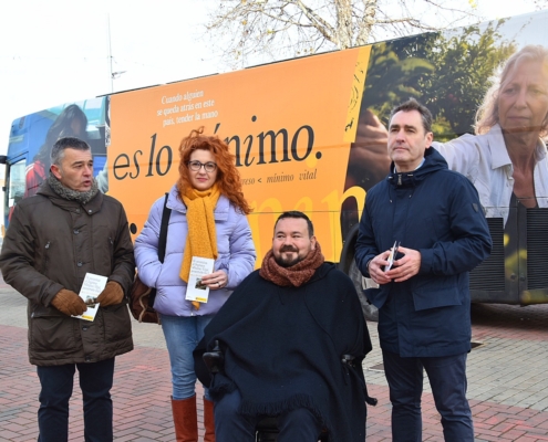 'Foto de familia' junto al bus del IMV en su parada en Albacete