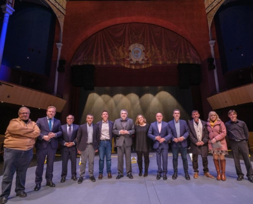 Foto sobre el escenario del Teatro Circo de Albacete durante la visita del embajador permanente de España ante la UNESCO