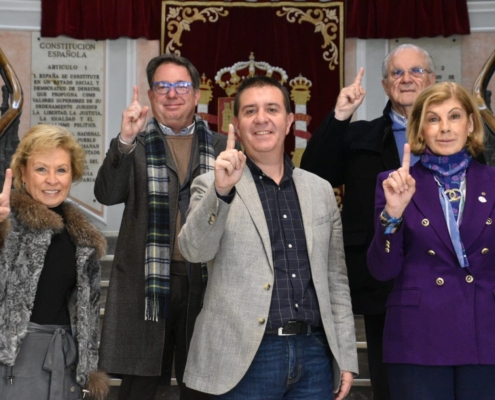 'Foto de familia' en las escaleras del Palacio Provincial, tras la reunión entre el presidente de la Diputación conversa con la gobernadora del  ...