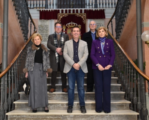 'Foto de familia' en las escaleras del Palacio Provincial, tras la reunión entre el presidente de la Diputación conversa con la gobernadora del  ...