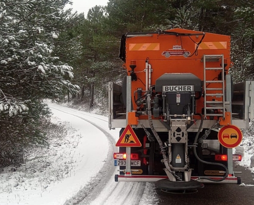 Una de las máquinas quitanieves del Parque Móvil de la Diputación de Albacete durante sus trabajos de limpieza en carreteras provinciales de la ...