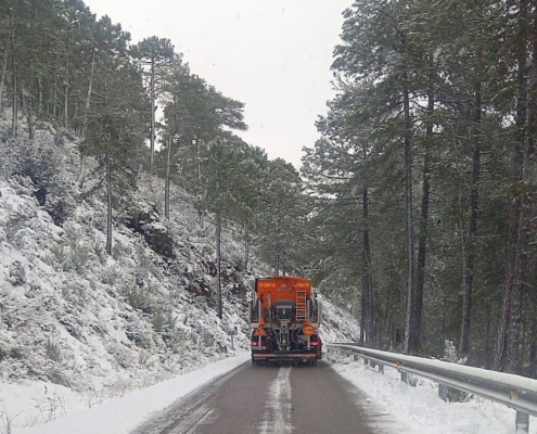 Una de las máquinas quitanieves del Parque Móvil de la Diputación de Albacete durante sus trabajos de limpieza en carreteras provinciales de la ...