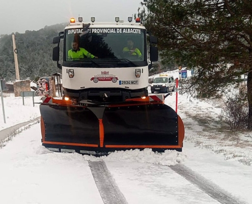 Una de las máquinas quitanieves del Parque Móvil de la Diputación de Albacete durante sus trabajos de limpieza en carreteras provinciales de la ...