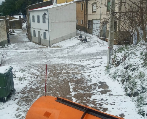 Una de las máquinas quitanieves de la Diputación trabaja en la limpieza de accesos a un núcleo poblacional de la Sierra del Segura