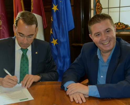 Imagen del director general de Globalcaja firmando la póliza de crédito entre la entidad y Gestalaba junto al presidente de la Diputación de Al ...