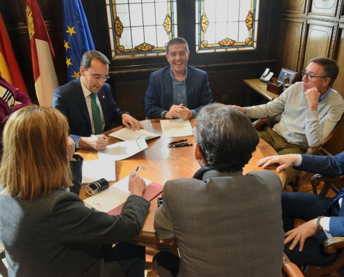 Imagen general de la mesa durante la firma de la póliza de crédito entre Globalcaja y Gestalba, Diputación de Albacete