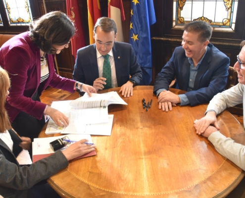 Imagen general de la mesa durante la firma de la póliza de crédito entre Globalcaja y Gestalba Diputación de Albacete