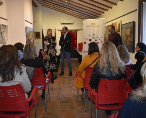 Un momento de la entrega de certificaciones en el ayuntamiento de Alpera