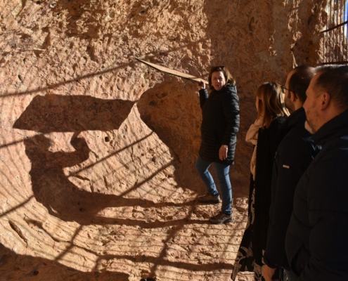 Un momento de la visita a la Cueva de la Vieja de Alpera