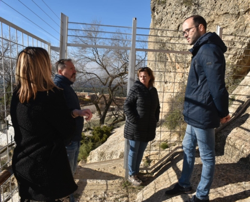 Un momento de la visita a las pinturas rupestres de la Cueva de la Vieja