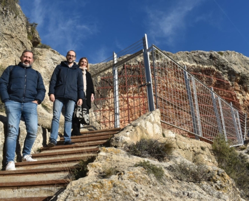 Un momento de la visita a las pinturas rupestres de la Cueva de la Vieja de Alpera