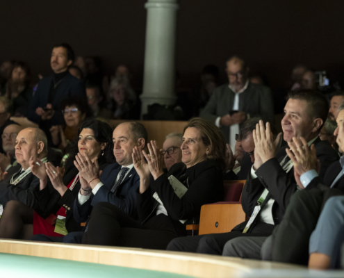 Imagen de las autoridades aplaudiendo en el patio de butacas del Teatro Circo