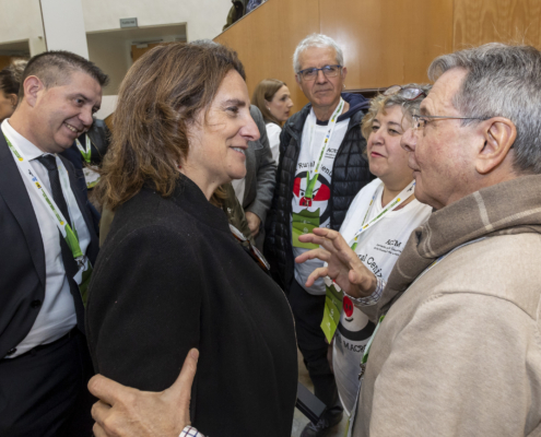 La vicepresidenta saluda y conversa con integrantes de plataforma contra macrogranjas