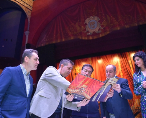 El ministro de Asuntos Exteriores en su visita a Albacete sobre la pista del Teatro Circo