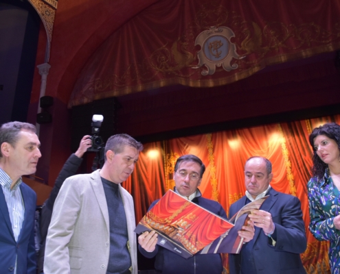 El ministro de Asuntos Exteriores en su visita a Albacete sobre la pista del Teatro Circo